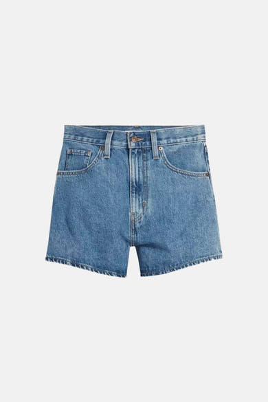 Short en jean bleu de Levi's®, avec poches avant et ourlet effiloché.
