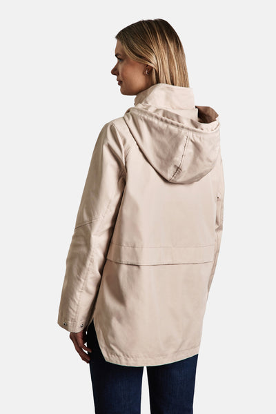 Beige regenjas van Street One, met capuchon en zakken, gedragen met een donkerblauwe jeans.