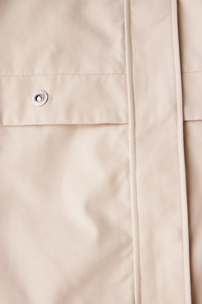 Imperméable beige de Street One, avec une poche à bouton-pression visible et des coutures verticales.