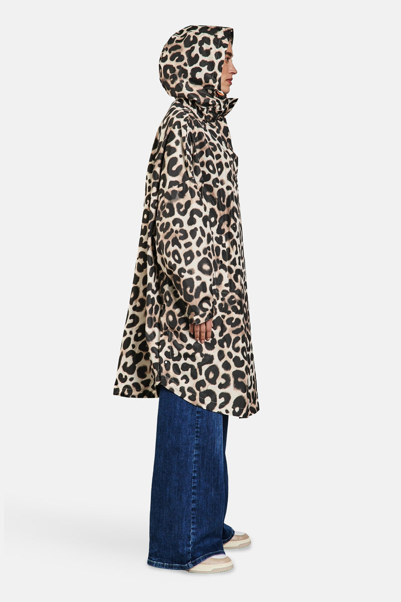 Beige luipaardprint regenjas van Street One, gedragen met een donkerblauwe jeans en beige schoenen.
