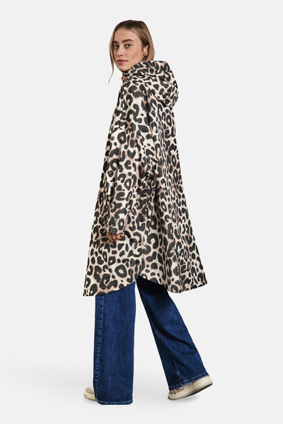 Beige regenjas met luipaardprint van STREET ONE, gedragen met een blauwe flared jeans en beige schoenen.