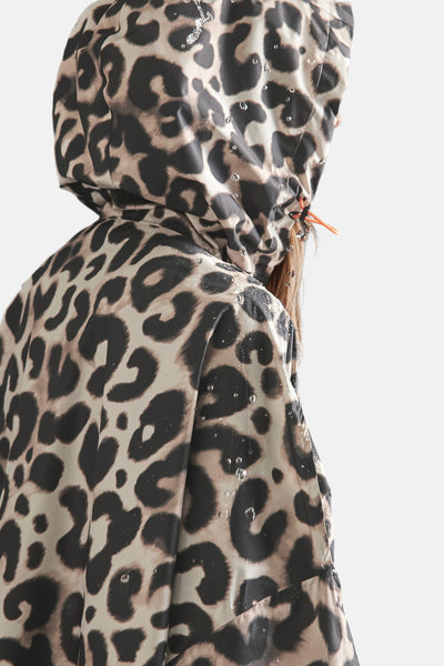 Beige regenjas van Street One met luipaardprint en capuchon, versierd met waterdruppels.