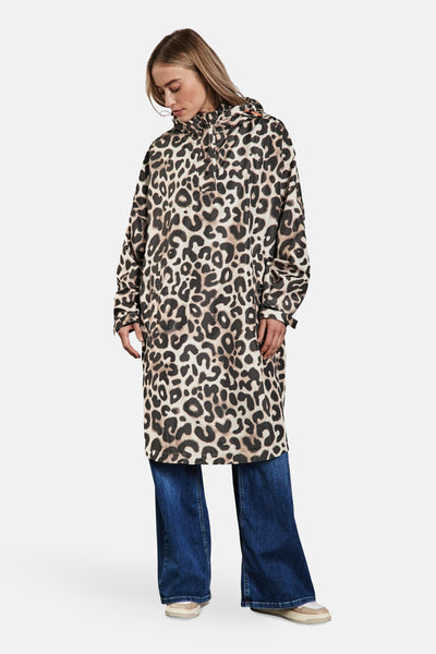 Beige luipaardprint regenjas van Street One, gedragen met een blauwe flared jeans en beige schoenen.