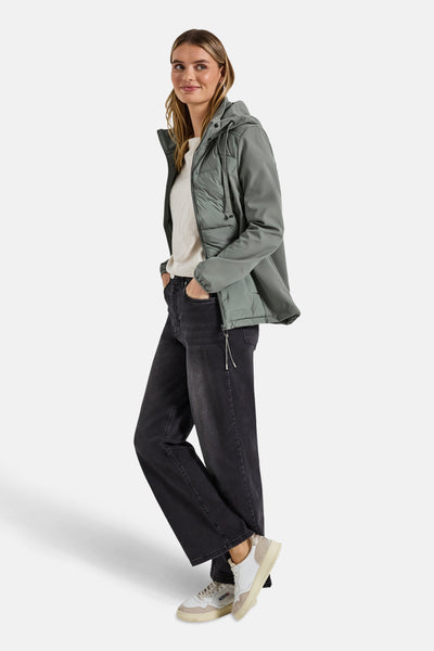 Kort groen jasje van Street One, met capuchon en ritssluiting, gedragen met een zwarte jeans en witte sneakers.