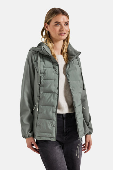 Korte groene jas van STREET ONE, met capuchon en ritssluiting, gedragen met een zwarte jeans.