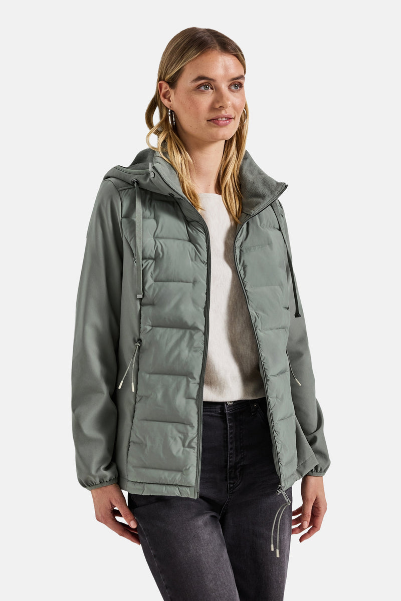 Korte groene jas van STREET ONE, met capuchon en ritssluiting, gedragen met een zwarte jeans.