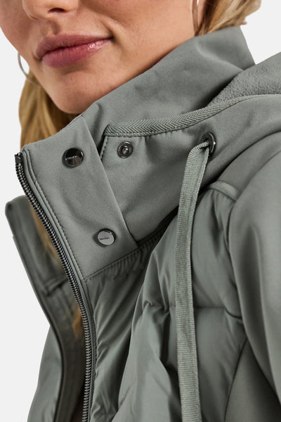 Veste courte verte de STREET ONE avec capuche bordée de cordon ton sur ton et détails boutonnés.
