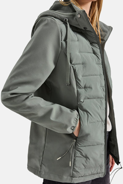 Veste courte vert de Street One avec capuche et matelassage, main dans la poche.