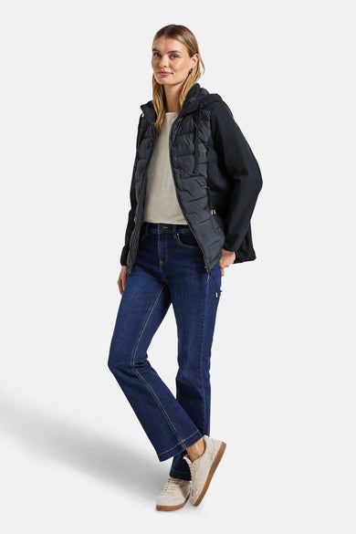 Korte blauwe jas van STREET ONE, gedragen met een spijkerbroek en sportschoenen.