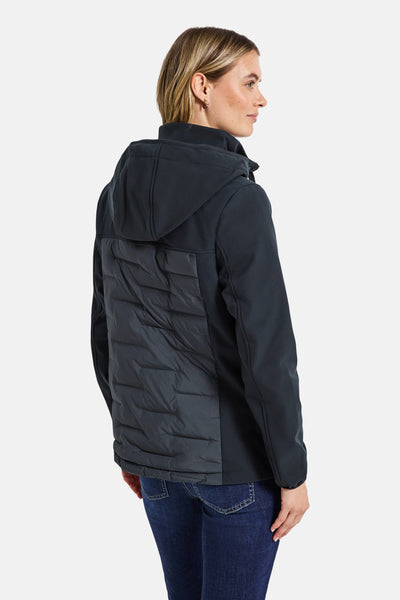 Korte blauwe jas Street One met capuchon, gewatteerd rugpand en gedragen met een spijkerbroek.