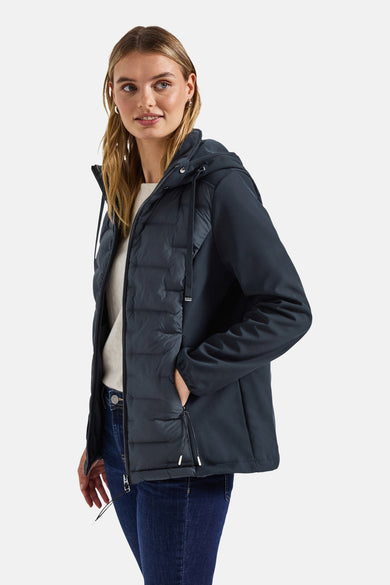 Korte blauwe jas van STREET ONE, met capuchon en ritszakken, gedragen met een spijkerbroek.