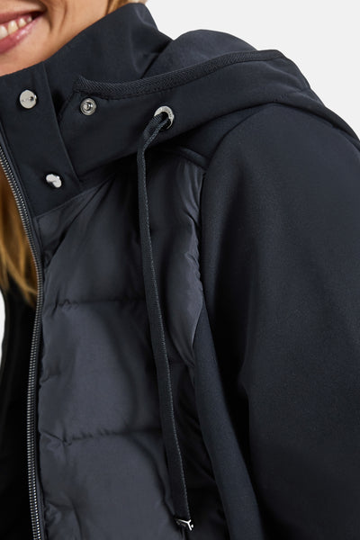 Veste courte bleue par Street One avec capuche, cordon de serrage et fermeture éclair visible.