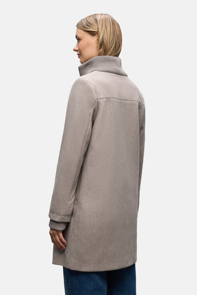 Lange bruine jas van Street One, met opstaande kraag van ribgebreid materiaal en lange mouwen.