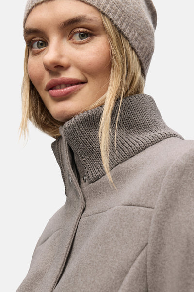 Veste longue brune par STREET ONE avec col montant en maille côtelée et texture feutrée.