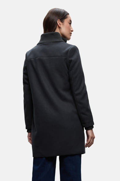 Lange blauwe jas van STREET ONE, van achteren gezien, met grijze coltrui en ingetogen details.