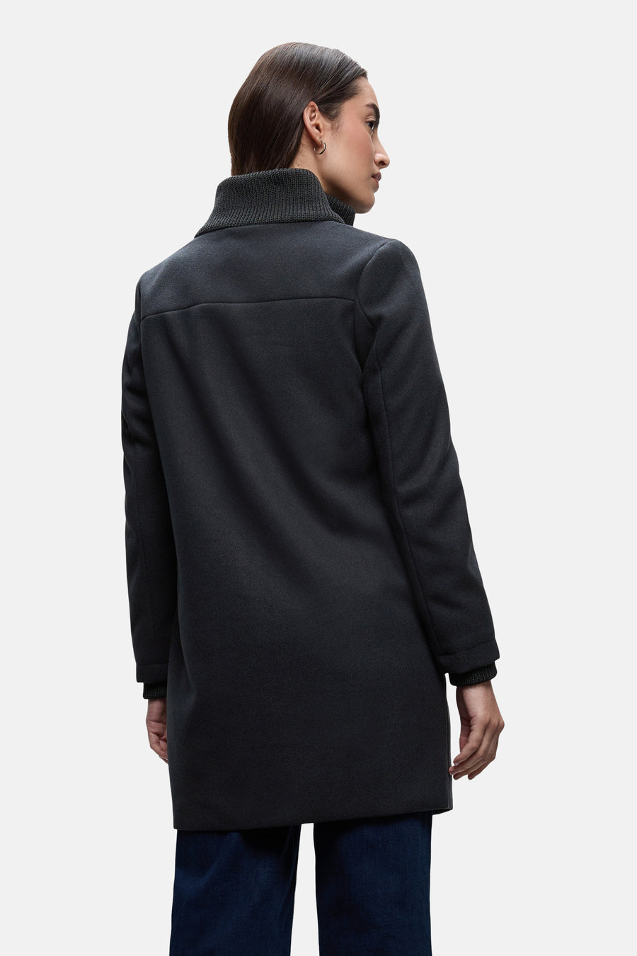 Lange blauwe jas van STREET ONE, van achteren gezien, met grijze coltrui en ingetogen details.