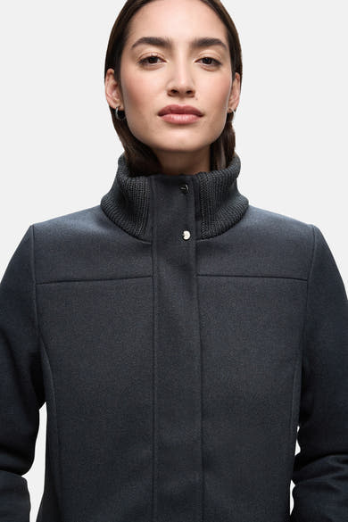 Lange blauwe jas van STREET ONE met gebreide opstaande kraag en gestructureerde details.