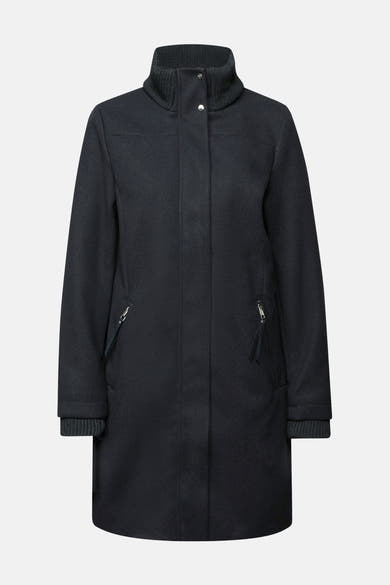 Lange blauwe jas van Street One, met opstaande kraag van ribgebreid materiaal en drukknoopsluiting.