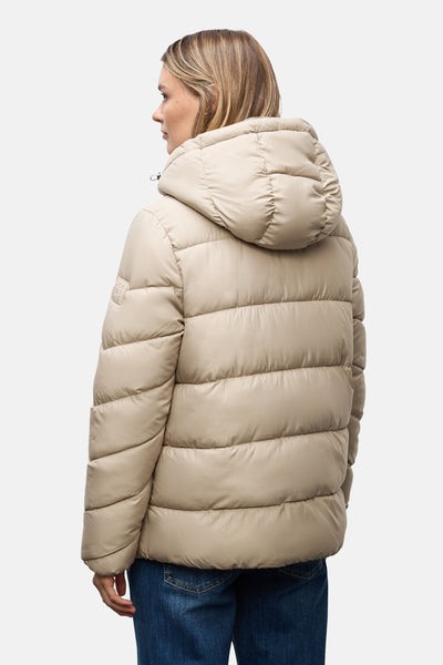 Korte beige jas van STREET ONE, met capuchon en puffy fit, gedragen met een blauwe jeans.