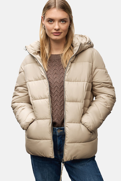 Korte beige jas van Street One met capuchon en zakken, gedragen over een bruine trui en een blauwe spijkerbroek.