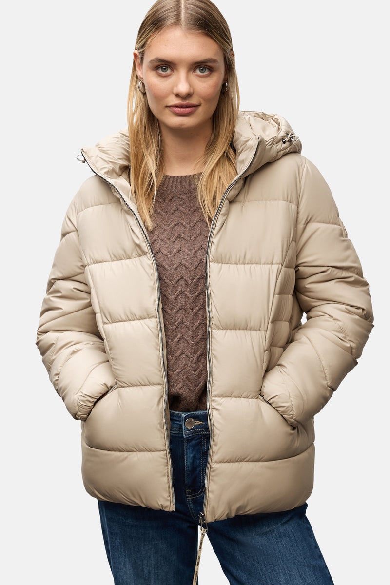 Korte beige jas van Street One met capuchon en zakken, gedragen over een bruine trui en een blauwe spijkerbroek.