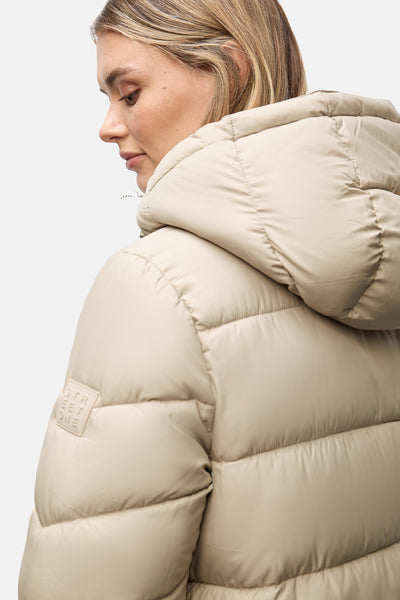 Veste courte beige de STREET ONE, avec capuche et badge discret sur la manche.