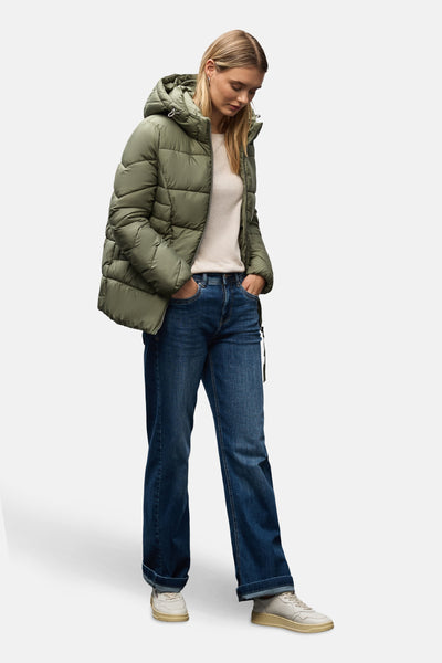 Kort groen jasje van STREET ONE, met capuchon, gedragen met een beige trui en een blauwe jeans.