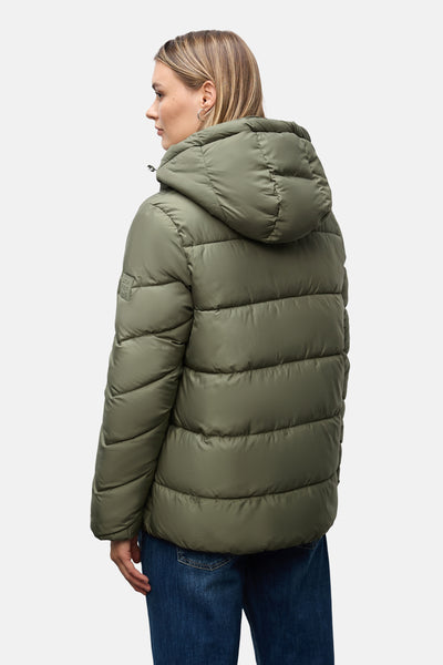 Korte groene jas van STREET ONE, gewatteerd met capuchon en geribbelde details, gedragen met een blauwe jeans.