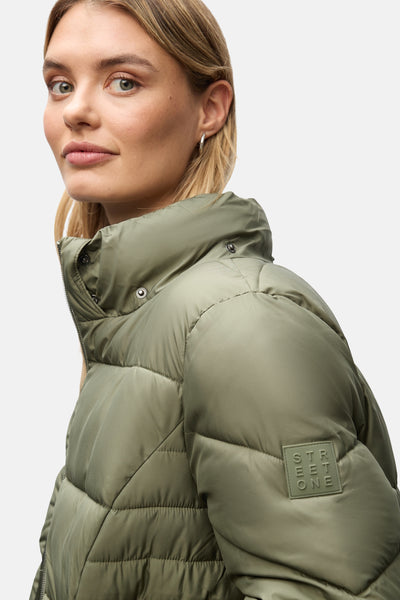 Veste courte verte de Street One, avec un col montant et un rembourrage matelassé.