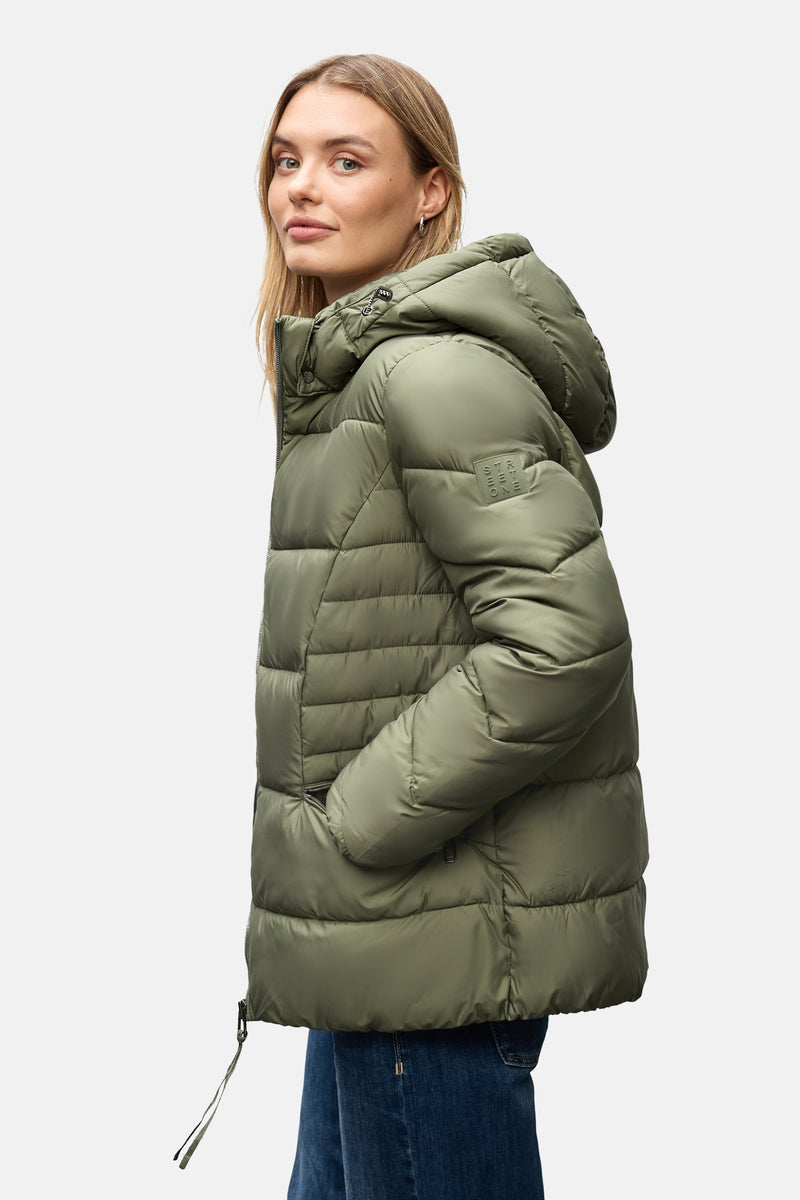 Korte groene jas van STREET ONE, met capuchon en zakken, gedragen over een blauwe jeans.