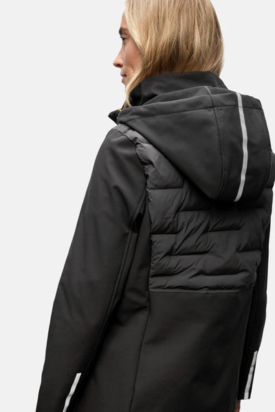 Veste longue noire de STREET ONE avec capuche, empiècement matelassé et bande réfléchissante.