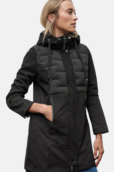 Veste longue noire STREET ONE avec empiècements matelassés et capuche, main dans une poche zippée.
