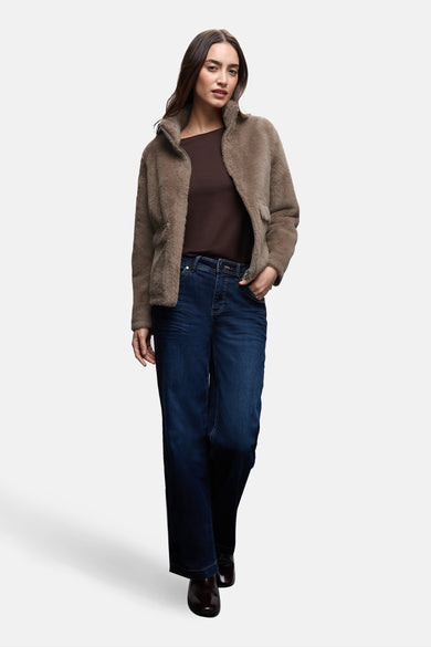 Korte bruine imitatiebontjas van STREET ONE, gedragen met een bruin T-shirt en een donkerblauwe jeans.