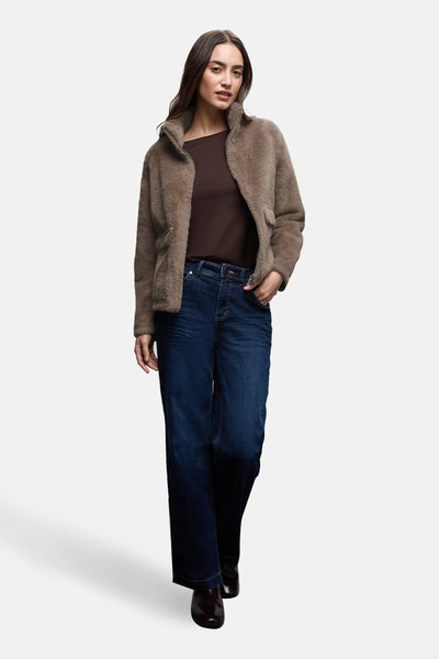 Korte bruine imitatiebontjas van STREET ONE, gedragen met een bruin T-shirt en een donkerblauwe jeans.