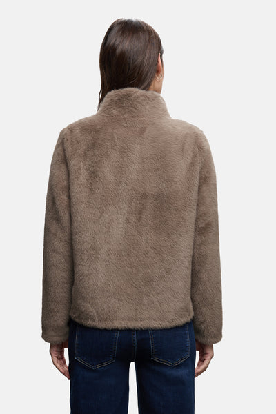 Kort bruin imitatiebontjasje van Street One, van achteren gezien, gedragen met een donkerblauwe jeans.