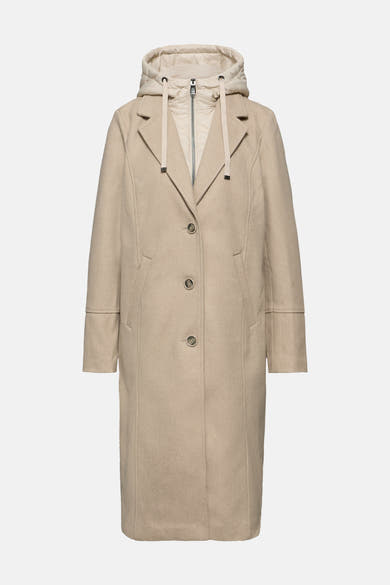 Lange beige jas van STREET ONE met gewatteerde capuchon en knopen aan de voorkant.