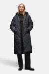 Veste longue bleue par STREET ONE, avec motif matelassé en losanges et capuche, portée avec un pantalon noir.