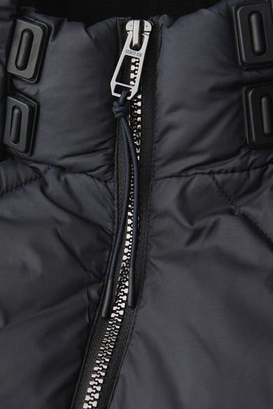 Veste longue bleue par Street One avec fermeture éclair métallique et détails matelassés.