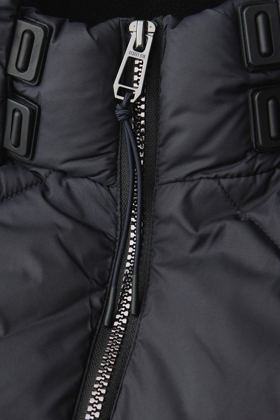 Veste longue bleue par Street One avec fermeture éclair métallique et détails matelassés.