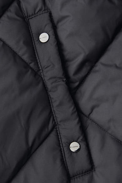 Veste longue noire par Street One, texture matelassée avec boutons argentés.