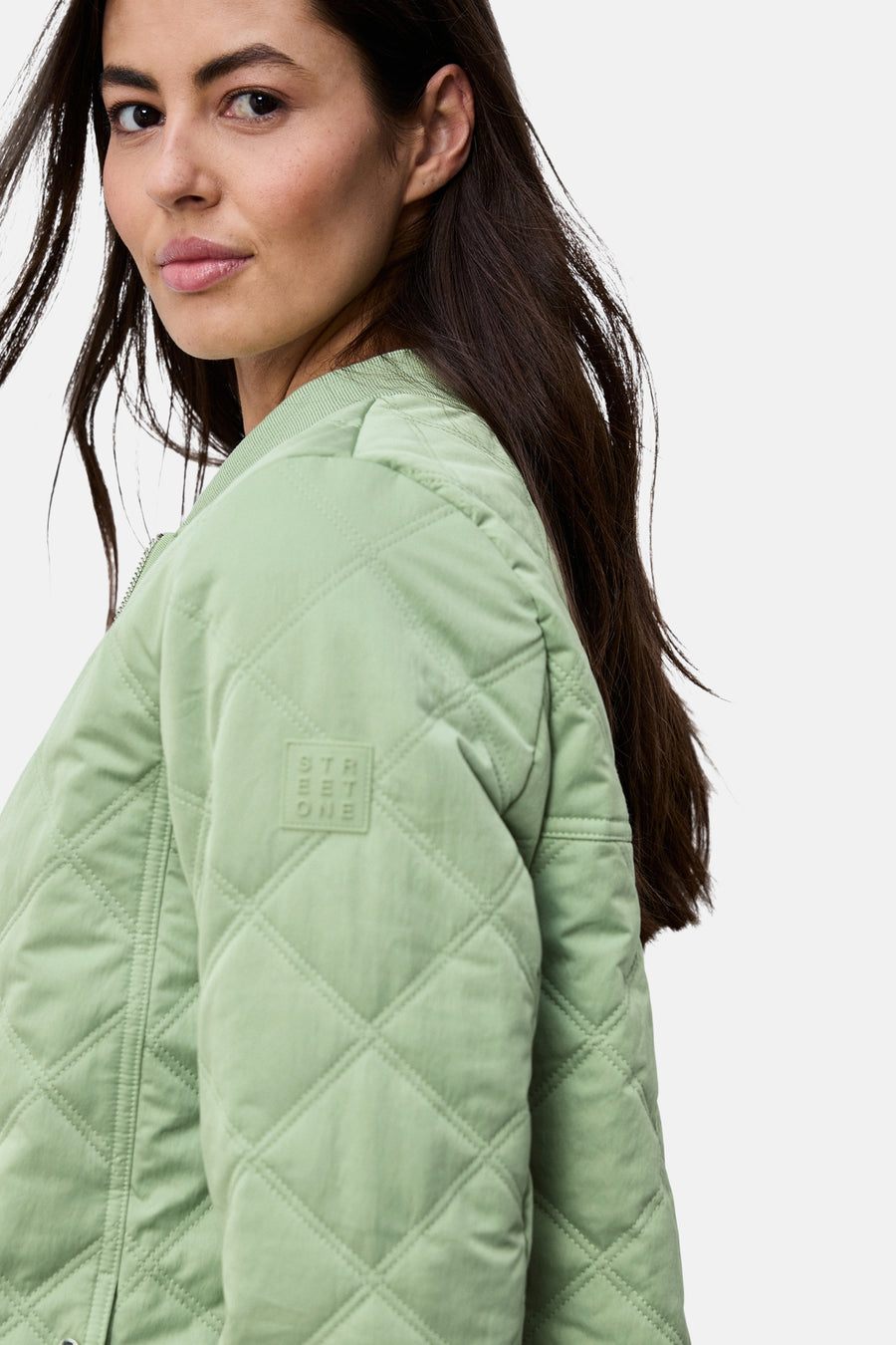 Veste courte matelassée verte de Street One, avec motif losanges et logo discret sur la manche.