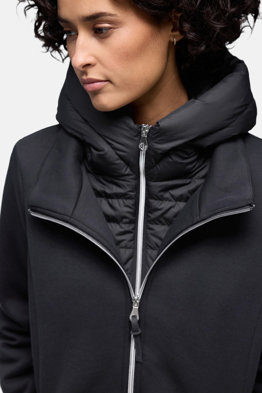 Kort blauw jack van STREET ONE met zilveren ritssluiting op een lichte achtergrond.