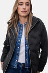 Veste courte bleue de STREET ONE avec doublure matelassée et fermeture éclair argentée, portée sur une veste en jean et un t-shirt blanc.