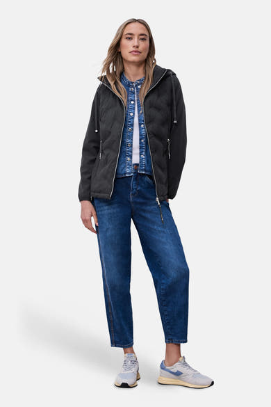 Veste courte bleue de STREET ONE avec capuche, portée sur une chemise en jean et un jean ample.