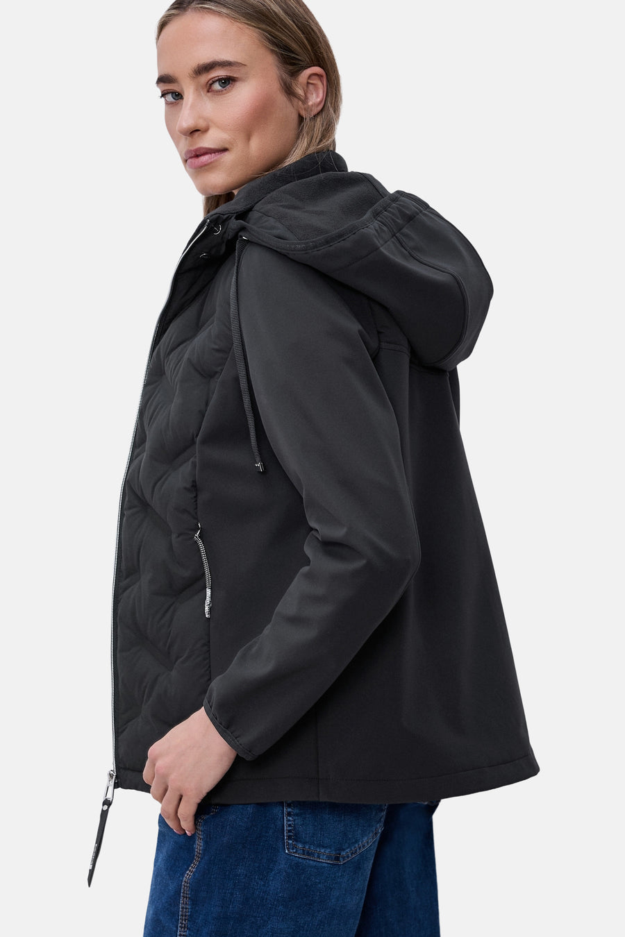 Veste courte bleue de Street One avec capuche, doublure matelassée et fermeture éclair visible.