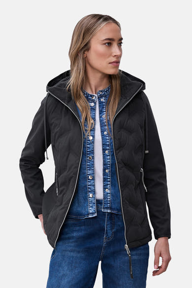 Veste courte bleue de STREET ONE avec capuche, fermeture éclair argentée, portée sur une chemise en jean et un t-shirt blanc.
