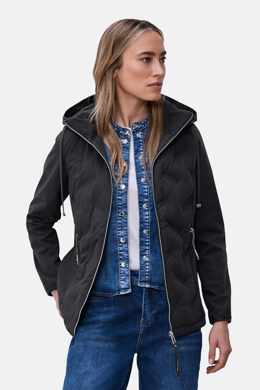 Veste courte bleue de STREET ONE avec capuche, fermeture éclair argentée, portée sur une chemise en jean et un t-shirt blanc.
