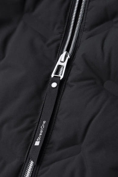 Veste courte bleue de STREET ONE, avec fermeture éclair métallique argentée et matelassage géométrique discret.