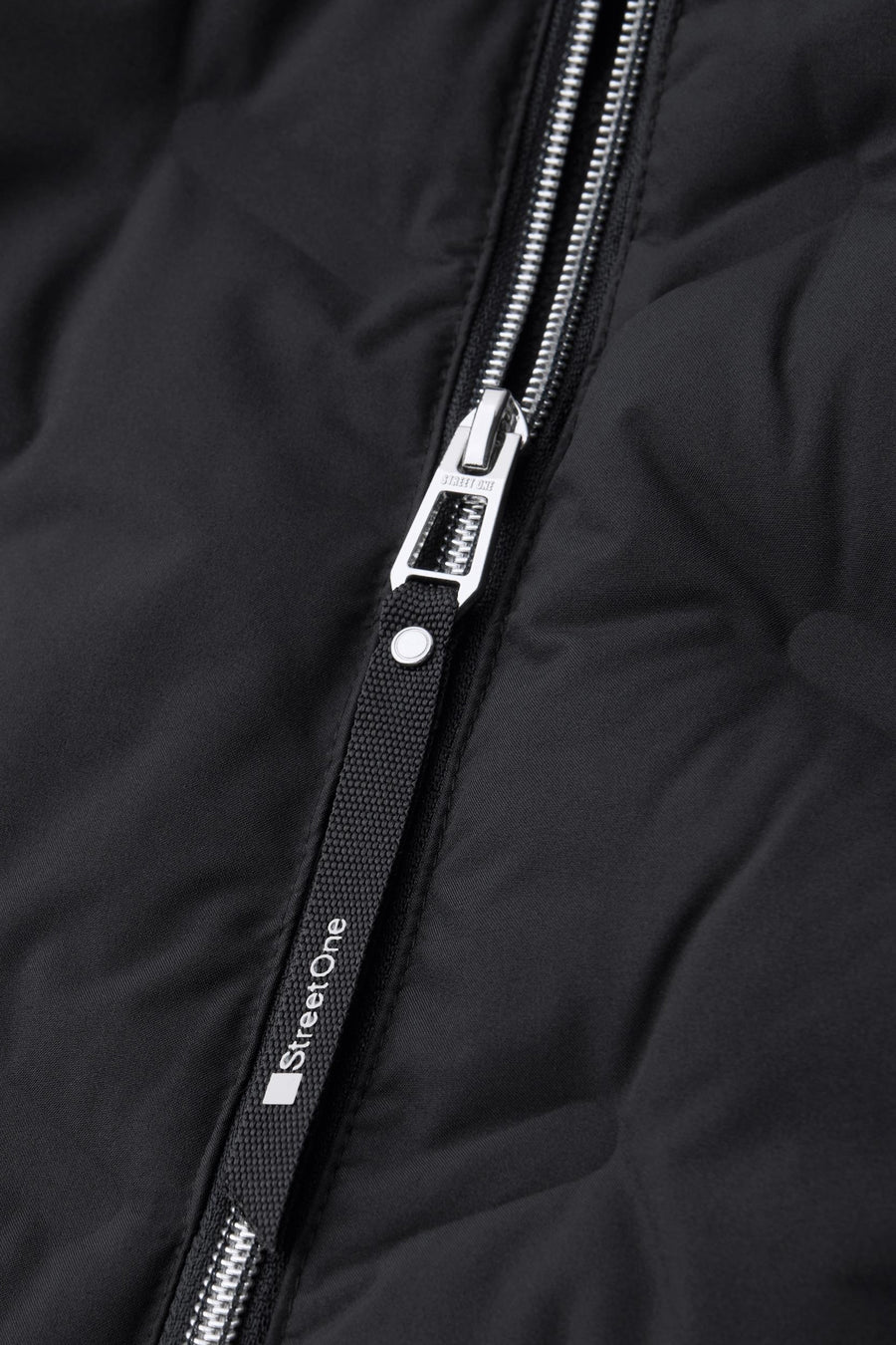 Veste courte bleue de STREET ONE, avec fermeture éclair métallique argentée et matelassage géométrique discret.