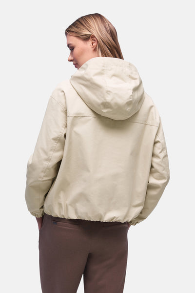Veste courte beige de Street One, avec capuche, vue de dos, portée avec un pantalon marron.